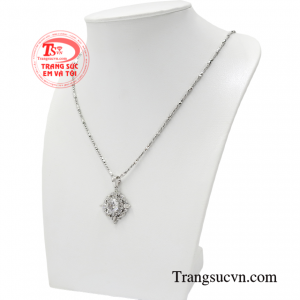 Đeo trang sức phù hợp với trang phục và hoàn cảnh sử dụng để thể hiện gu thẩm mỹ của bạn và cũng là sự thông minh, tinh tế trong cách phối đồ.