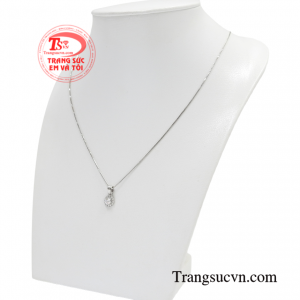 Các cô gái có thể lựa chọn dây chuyền vàng trắng và mặt dây chuyền nữ phù hợp với ngoại hình, trang phục để thu hút hơn trước đám đông.