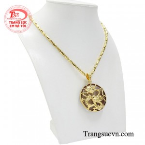 Với sự kết hợp hài hòa của vàng tây 18k và đá thạch anh tóc thiên nhiên đã tạo nên một bộ sản phẩm hoàn hảo.