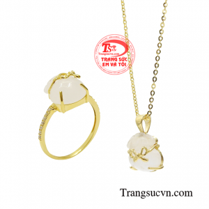 Bộ trang sức được chế tác từ đá thạch anh trắng có ảnh hưởng tích cực đến tinh thần người dùng.