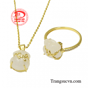 Bộ sản phẩm như một thỏi nam châm mạnh mẽ thu hút những nguồn năng lượng tích cực, thanh tẩy những năng lượng xấu.