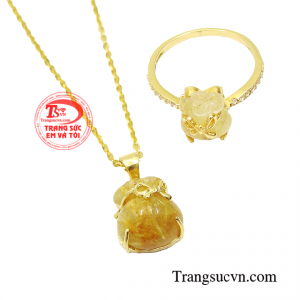 Bộ trang sức được chế tác từ thạch anh tóc chất lượng cao mang đến nét đẹp sang trọng phú quý. 