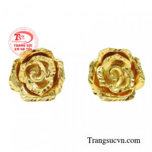Bông tai vàng quyến rũ mang năng lượng tươi trẻ cho những cô gái yêu thích vẻ đẹp nữ tính và duyên dáng.