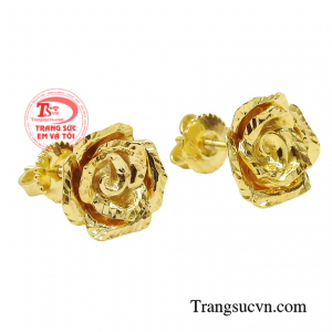 Khi diện đôi bông tai này người đeo sẽ hóa thân thành một người con gái đẹp, sắc xảo và đầy quyến rũ.