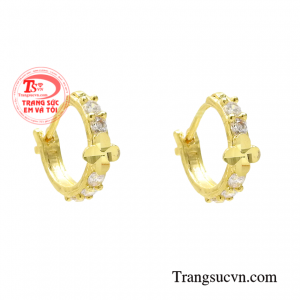 Bông tai vàng tây dễ thương được chế tác tinh xảo tạo nên một sản phẩm hoàn hảo.