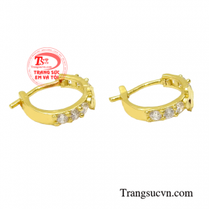 Với đôi hoa tai này người đeo có thể thỏa sức kết hợp với nhiều kiểu dáng trang phục khác nhau.