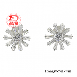 Bông tai vàng trắng trang nhã hiện đang là mẫu trang sức được yêu thích nhất hiện nay.
