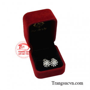 Bông tai vàng trắng trang nhã tinh xảo.