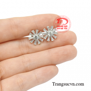 Bông tai vàng trắng trang nhã đảm bảo chất lượng.