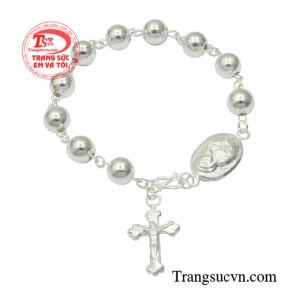 Chuỗi mân côi bạc tinh tế được chế tác từ 925 tạo độ sáng bóng cho sản phẩm.