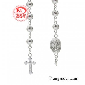 Ngoài tác dụng là món phụ kiện trang sức thì  chuỗi mân côi bạc còn có tác dụng cản gió, giúp bạn tăng thêm sức đề kháng cho cơ thể. 