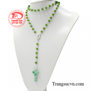 Sản phẩm được chạm khắc hình đức mẹ Maria tỉnh xảo cùng đường nét hài hòa tạo nên một tuyệt tác trong giới trang sức công giáo. 