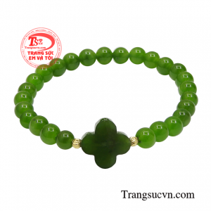 Chuỗi tay nephrite duyên dáng giúp bạn cảm thấy an tâm, tự tin, điềm tĩnh và cẩn trọng hơn trong cuộc sống. 