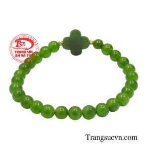 Chuỗi tay nephrite mang vẻ đẹp vượt thời gian thích hợp với những trang phục truyền thống. 