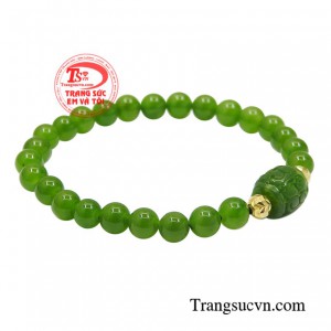 Loại ngọc cẩm thạch có màu sắc trong vắt tạo sự cao quý cho món đồ trang sức.