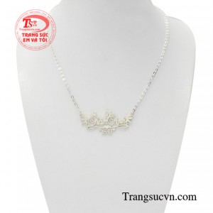 Dây chuyền bạc chữ cho bé được chế tác kiểu dáng độc đáo tạo vẻ xinh xắn đến cho các bé.