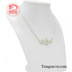 Trang sức bạc không chỉ giúp che đi mọi khuyết điểm mà còn có thể kháng khuẩn và cản gió.
