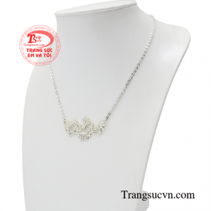 Do vậy mà các bậc cha mẹ luôn tin dùng các loại trang sức bạc để diện cho con của mình, vừa hợp thời trang, vừa bảo vệ sức khỏe cho các bé.