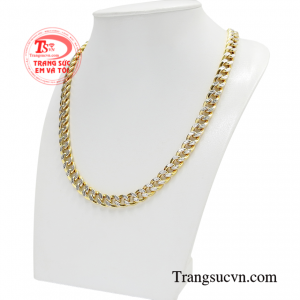 Sự tự tin cùng với bản lĩnh của một người đàn ông trưởng thành sẽ khiến cho bất kì cô gái nào cũng phải say mê và mến mộ.