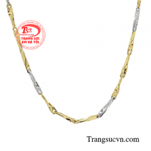 Từng đường nét tinh tế, tạo độ bắt sáng khiến chiếc dây chuyền trở nên ấn tượng. 