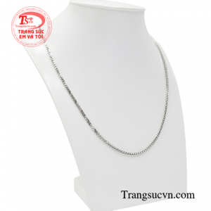 Dây chuyền vàng trắng hiện đang dần được nhiều khách hàng ưa chuộng hơn, vừa hợp thời trang mà còn mang vẻ đẹp độc đáo đến cho người đeo.
