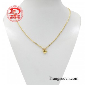 Dây chuyền trái tim thủy chung được chế tác trên nền chất liệu vàng 10k với đường nét thiết kế trau chuốt.