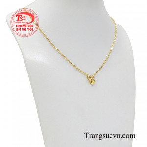 Chiếc dây chuyền mang đến sự ngọt ngào duyên dáng cho người đeo.