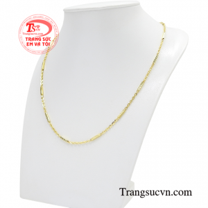 Trang sức vàng không chỉ được phái đẹp ưa chuộng mà ngày càng nhiều nam giới yêu thích đeo các sản phẩm trang sức toát lên vẻ điển trai và hợp thời trang.