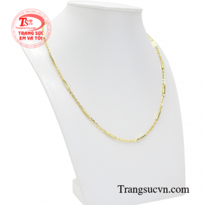 Và một trong những lựa chọn hàng đầu của phái mạnh chính là dây chuyền vàng giúp người đeo thu hút và phong cách hơn.