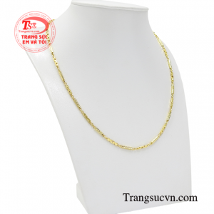 Không những vậy một người đàn ông lịch lãm, thời trang và cuốn hút không thể thiếu chiếc dây chuyền cá tính thời trang này.