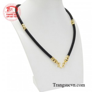 Điểm nhấn của sản phẩm chính là những đốt chạm khắc rồng vàng tạo sự nổi bật và thêm phần đẳng cấp.