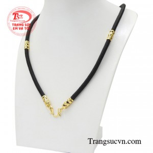 Chiếc dây chuyền mang đến nét độc đáo và đầy nam tính đến cho phái mạnh.