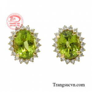 Hoa tai peridot sang trọng là loại đá có màu xanh lục tự nhiên mà không phải loại đá nào khác sở hữu được.