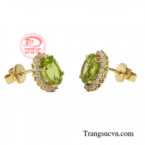 Sản phẩm được lấy ý tưởng từ màu xanh thuần khiết của peridot để tạo ra đôi hoa tai hoàn mỹ.
