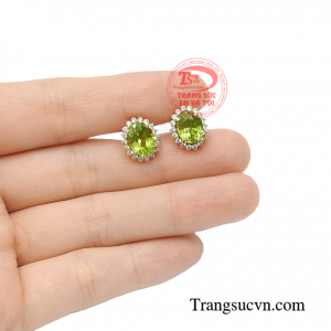Đôi bông tai đá peridot thiên nhiên nhận đặt chế tác theo yêu cầu của khách hàng.