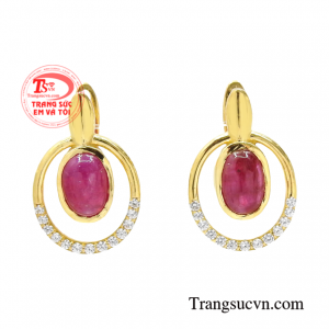 Hoa tai ruby phúc lộc mang ý nghĩa phong thủy rất lớn đối với người sử dụng.