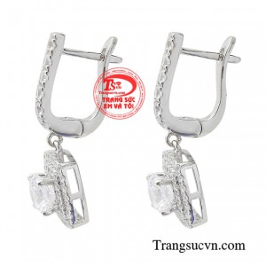 Nếu để chọn món trang sức diện hàng ngày thì đây sẽ là một sự lựa chọn tuyệt vời, bởi đôi hoa tai này không kén người đeo mà còn dễ phối đồ.