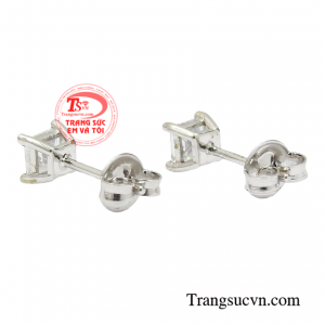 Đôi hoa tai vàng trắng có thể kết hợp cùng nhiều kiểu trang phục khác nhau.
