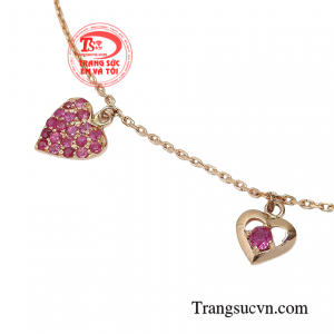 Điểm đặc biệt ở sản phẩm chính là những sắc hồng rực rỡ của đá ruby được đính kết trên họa tiết trái tim. 