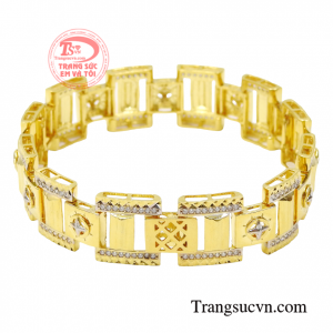 Các nhà thiết kế đã khéo léo kết hợp vàng trắng, vàng màu cùng những viên đá cz làm tăng thêm điểm nhấn giúp chiếc lắc tay thêm phần ấn tượng và tinh tế hơn.