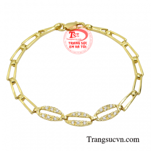 Lắc nữ vàng phong cách là sự lựa chọn tuyệt vời cho những cô nàng yêu thích vẻ hiện đại và thu hút.