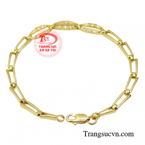 Đôi bàn tay uyển chuyển thướt tha cùng chiếc lắc tay vàng khoe trọn nét đẹp của người phụ nữ trưởng thành.