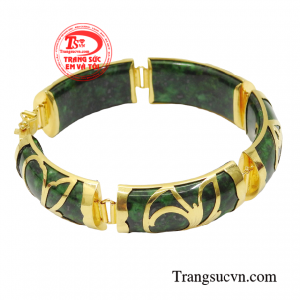 Ngoài tác dụng làm đẹp ra, lắc tay cẩm thạch bọc vàng còn được yêu thích bởi khả năng đem lại may mắn