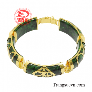 Nếu chúng ta đeo chiếc vòng cẩm thạch thường xuyên màu sắc ngọc cẩm thạch sẽ được bóng và sáng đẹp hơn.