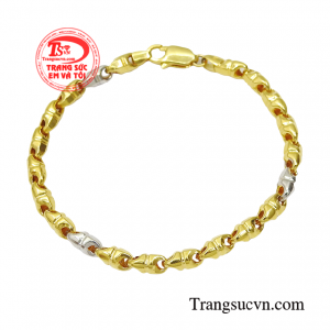 Lắc tay nam vàng thành công mang lại vẻ lôi cuốn của người đàn ông. 