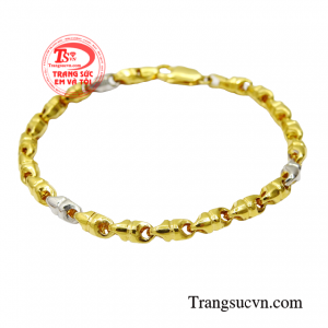 Hình tượng người đàn ông thành đạt được tạo nên bởi sự nam tính, hào hoa toát lên từ thần thái và phong cách thời trang. 