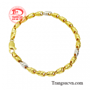 Không chỉ trang phục, những món phụ kiện trang sức cũng góp phần thể hiện hình ảnh quý ông lịch lãm, tự tin.