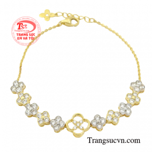 Lắc tay nữ lấp lánh khiến bất kì cô gái nào vừa ngắm nhìn đã muốn sở hữu.