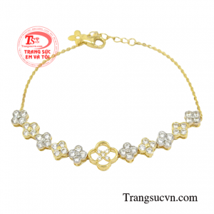 Nếu chỉ chú trọng đến trang phục đầu tóc thì chưa đủ trang sức đeo bên mình cũng chính là vũ khí bí mật giúp mọi cô gái lấy điểm từ ánh nhìn đầu tiên.