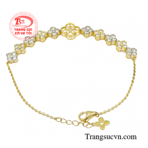 Thông qua chiếc lắc tay này sẽ giúp tôn vinh những nét đẹp của người phụ nữ mà còn thể hiện cá tính, gu thẩm mỹ riêng biệt.